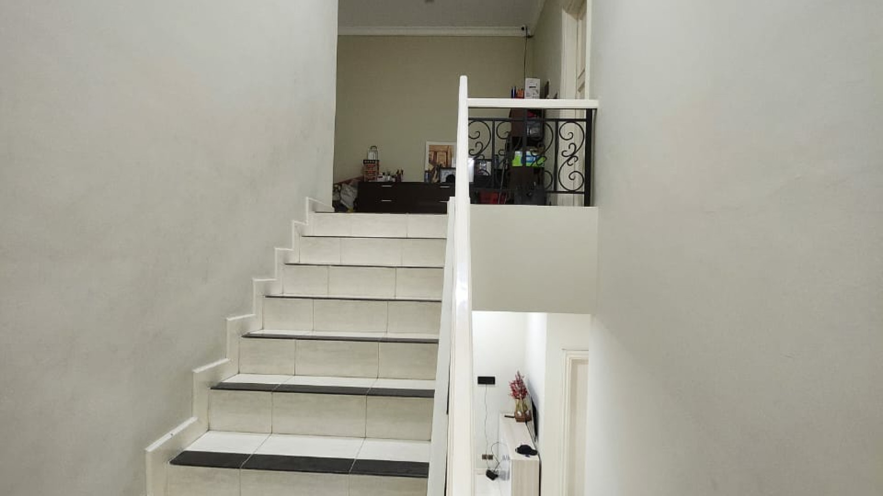 Dijual Rumah Raffles Garden Citraland Surabaya + SEMI Furnished + PRIVATE Balkony - American Classic - TerLUAS - TerMURAH