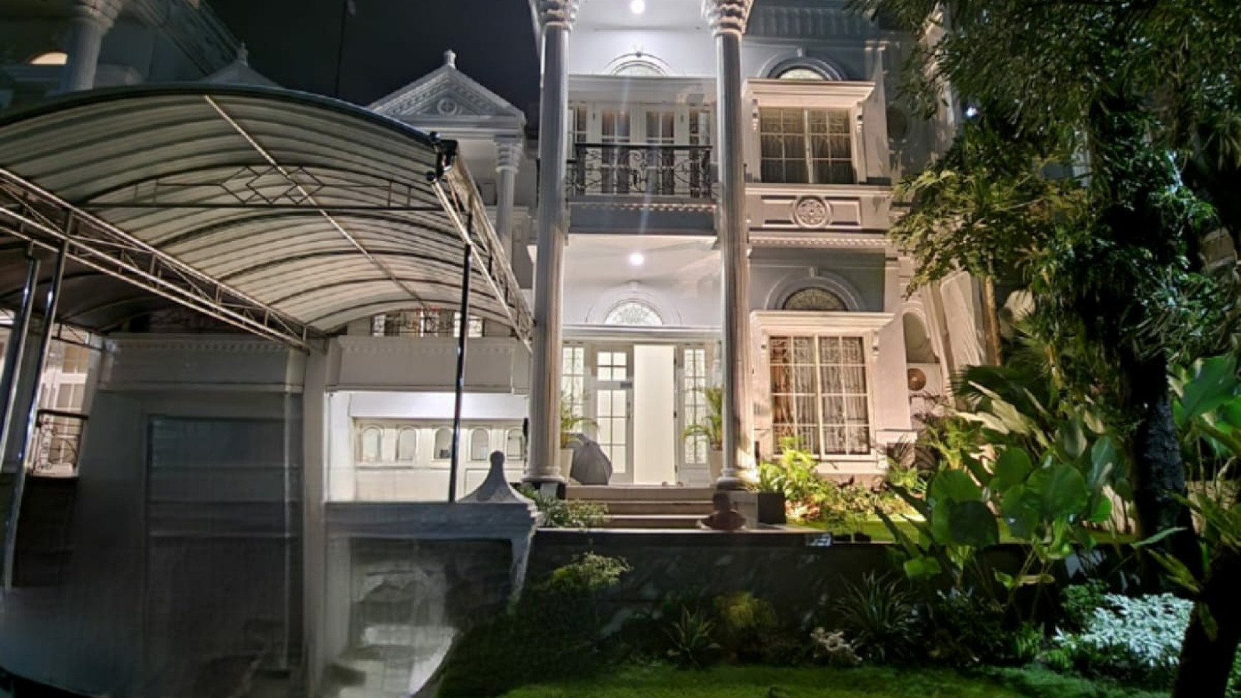 Dijual Rumah Raffles Garden Citraland Surabaya + SEMI Furnished + PRIVATE Balkony - American Classic - TerLUAS - TerMURAH