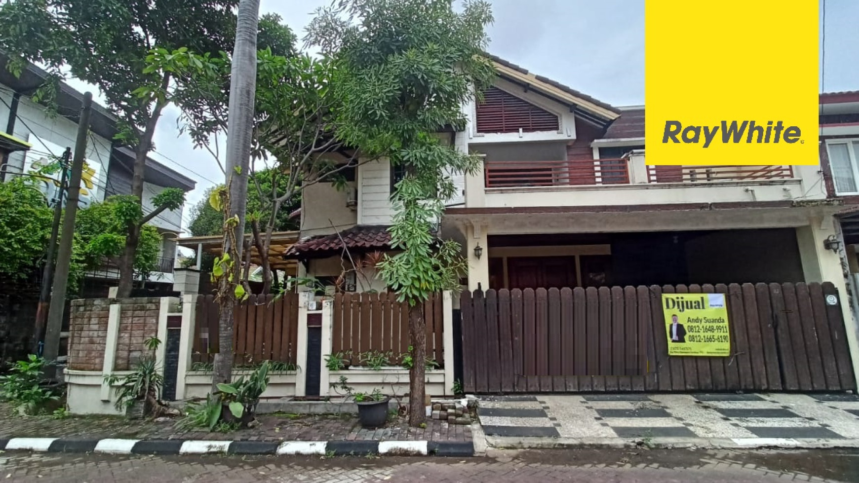 Rumah SHM 1,5 lantai di Prapen Indah Timur Surabaya