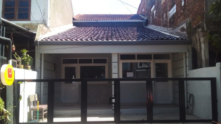 Rumah di Jl Sarijadi strategis main road cocok jd tempat tinggal & usaha