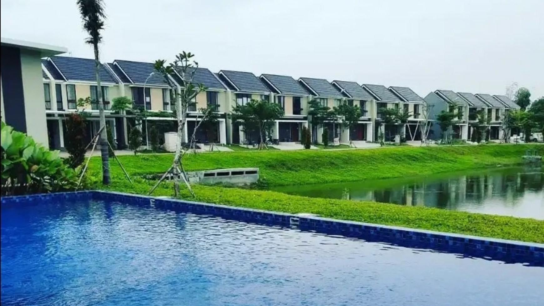 Disewakan Rumah North West Lake Citraland Surabaya + View DANAU + Unit AC pendingin Ruang 