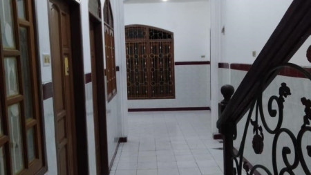 Dijual Rumah 3 lantai di Jalan Simokerto Surabaya