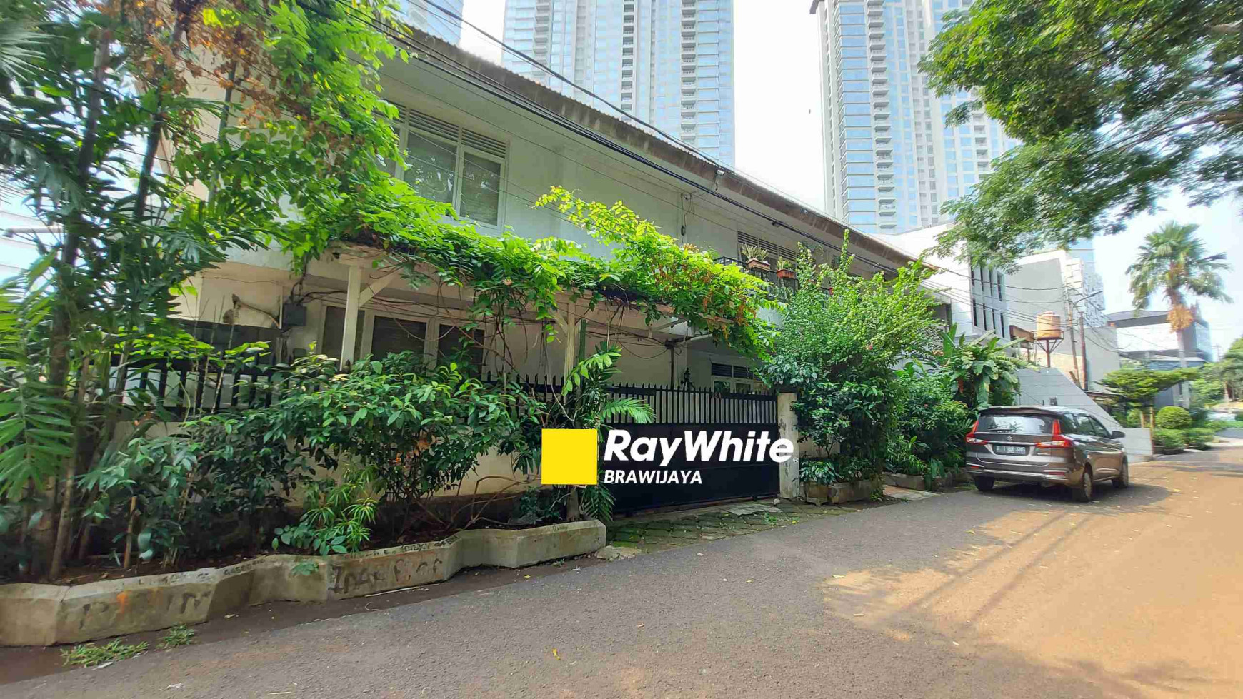 RUMAH DI JALAN MARTIMBANG, KEBAYORAN BARU, DEKAT PERMATA HIJAU DAN SENAYAN