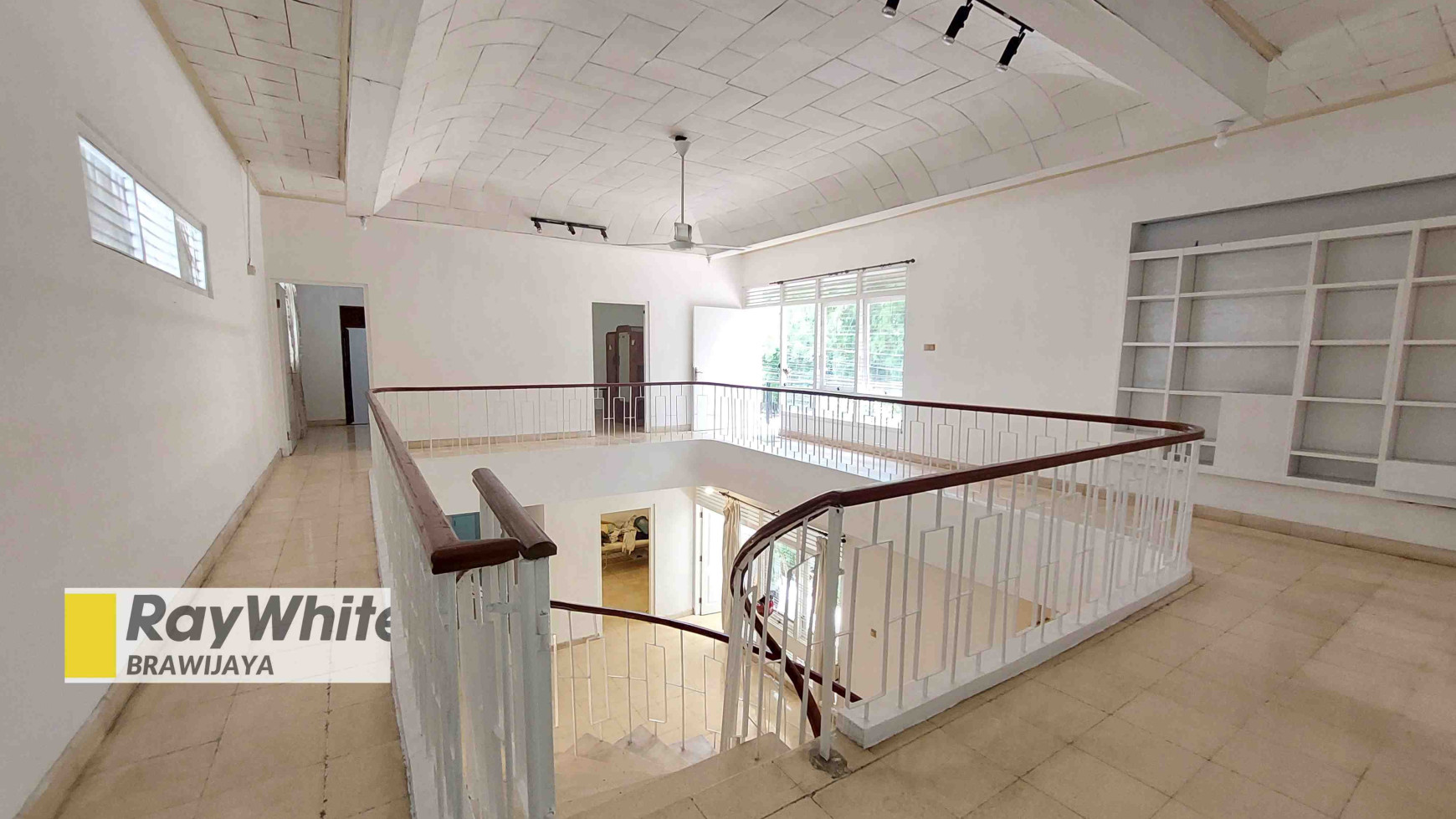 RUMAH DI JALAN MARTIMBANG, KEBAYORAN BARU, DEKAT PERMATA HIJAU DAN SENAYAN