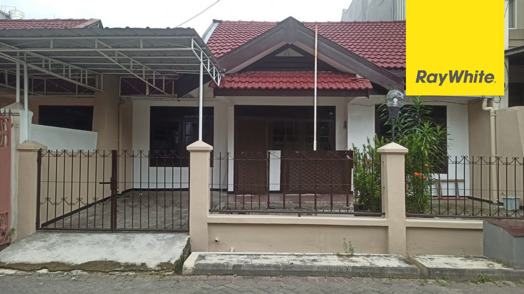 Rumah 1,5 lantai di Klampis Semolo Barat Surabaya