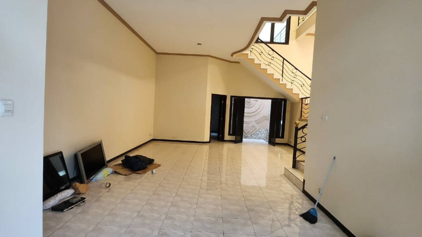 Dijual Rumah Graha Family Surabaya - Baru Renov Cantik - Strategis - Siap Huni