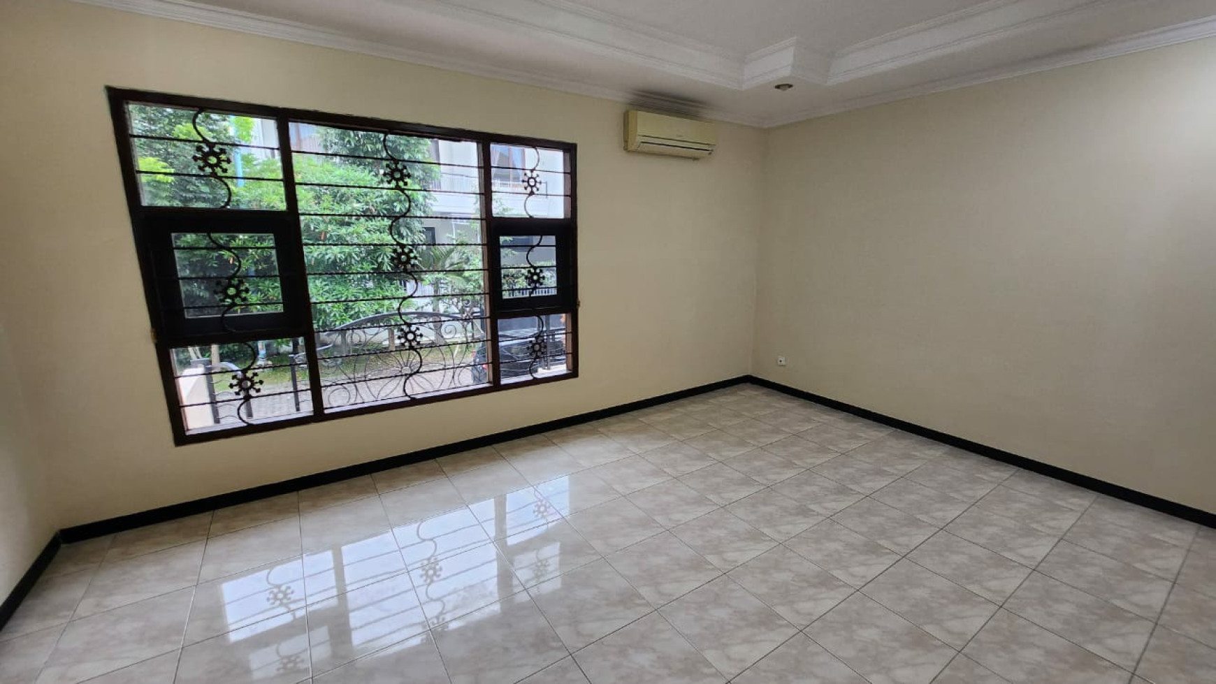 Dijual Rumah Graha Family Surabaya - Baru Renov Cantik - Strategis - Siap Huni