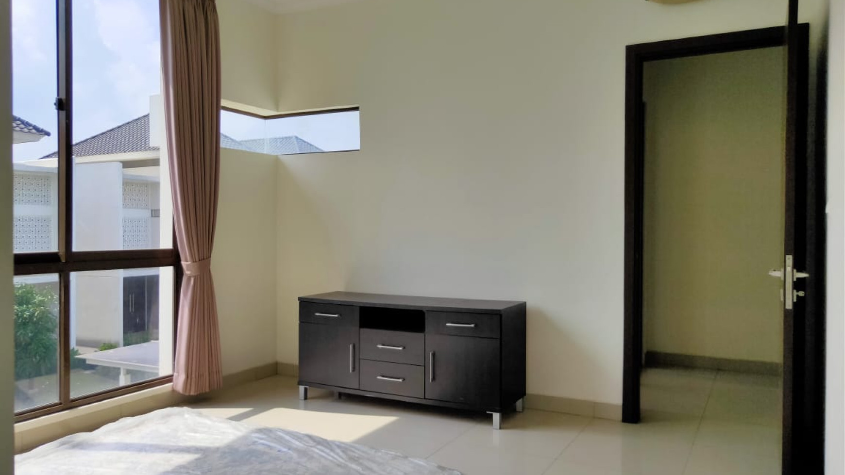 Rumah Asri Semi Furnished di Summarecon, Bandung