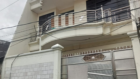 Rumah 3 lantai SHM di Jalan Rangkah Surabaya