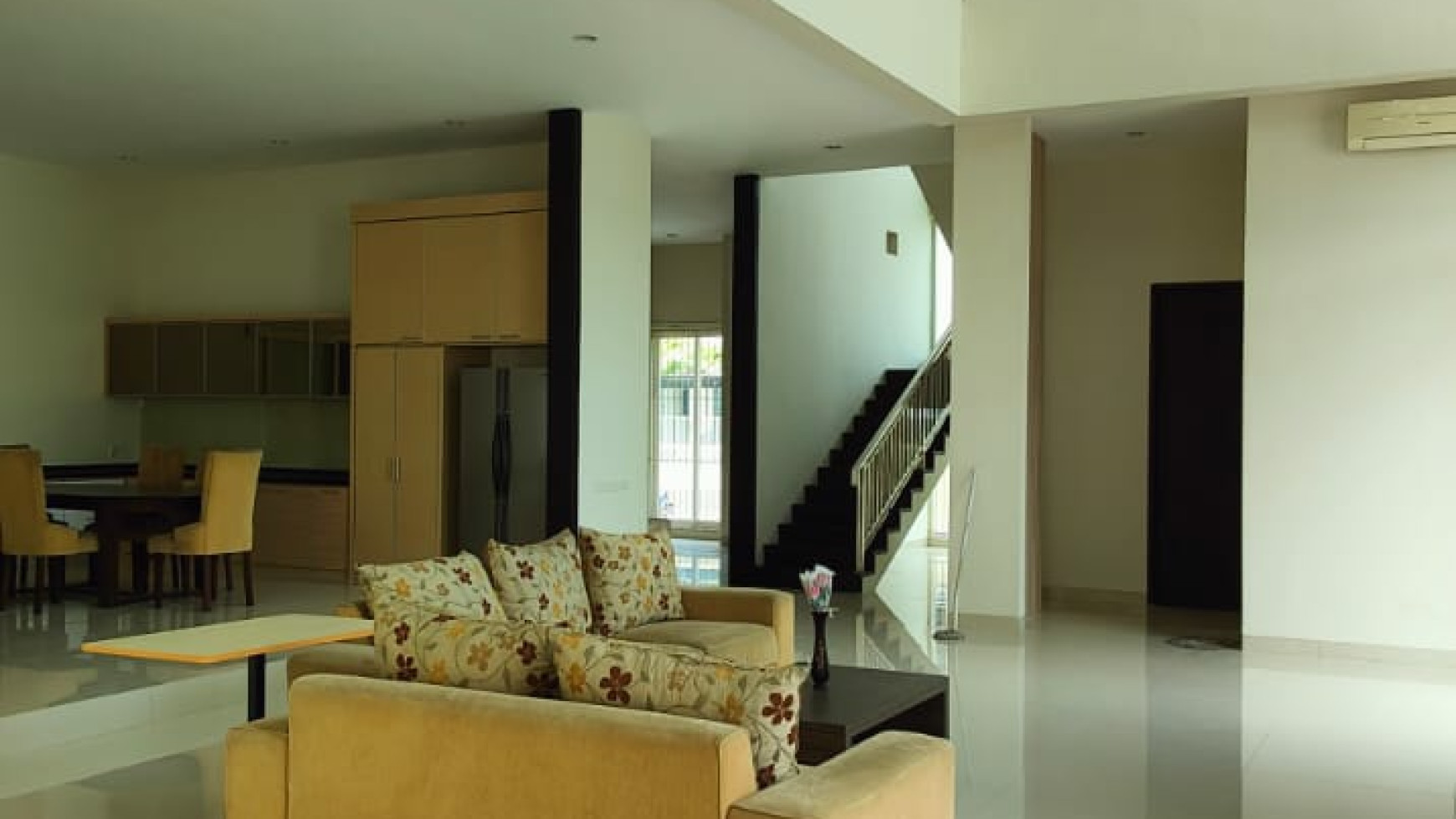 Dijual Rumah Somerset Citraland Surabaya Full Furnished Modern- TerLUAS 525 m2 + Garasi Carport masuk 6 Mobil