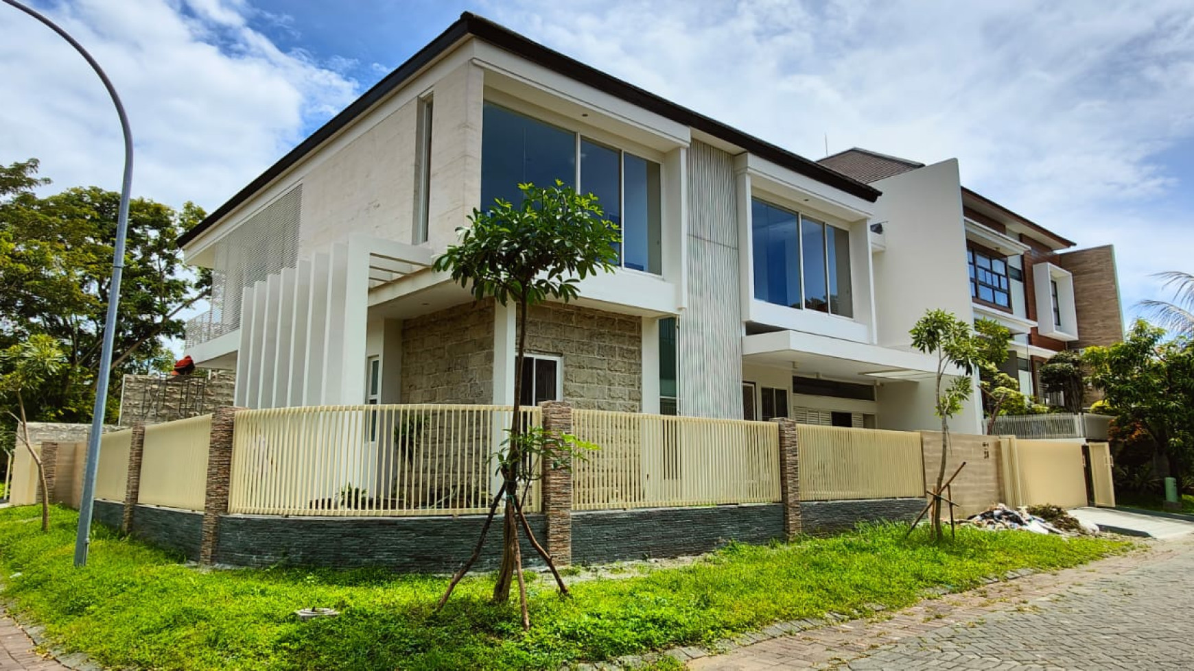 Dijual Rumah Somerset Citraland Surabaya Full Furnished Modern- TerLUAS 525 m2 + Garasi Carport masuk 6 Mobil