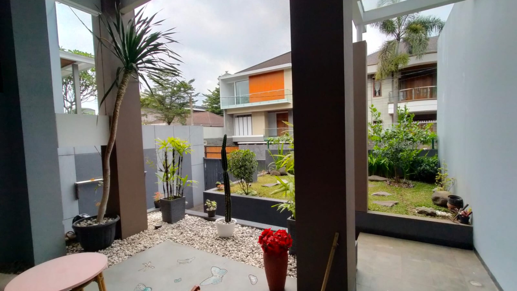 Rumah Modern Minimalis di Komplek Setra Duta, Bandung