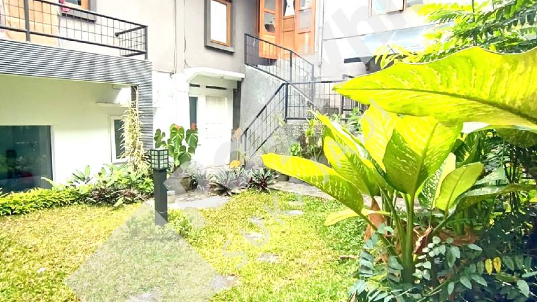 Dijual Rumah Asri Bernuansa Villa di Mainroad Sayap Cikutra