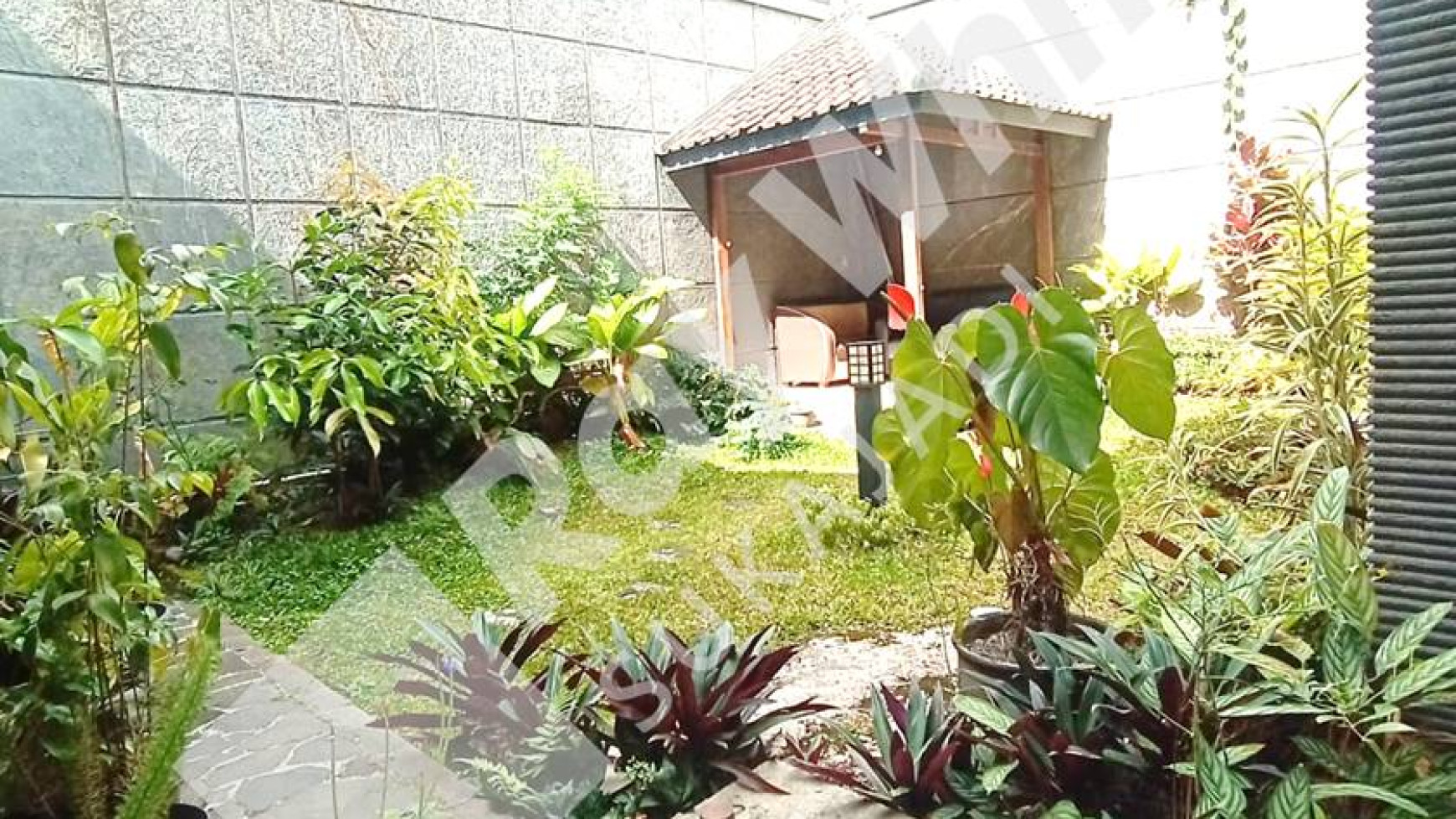 Dijual Rumah Asri Bernuansa Villa di Mainroad Sayap Cikutra