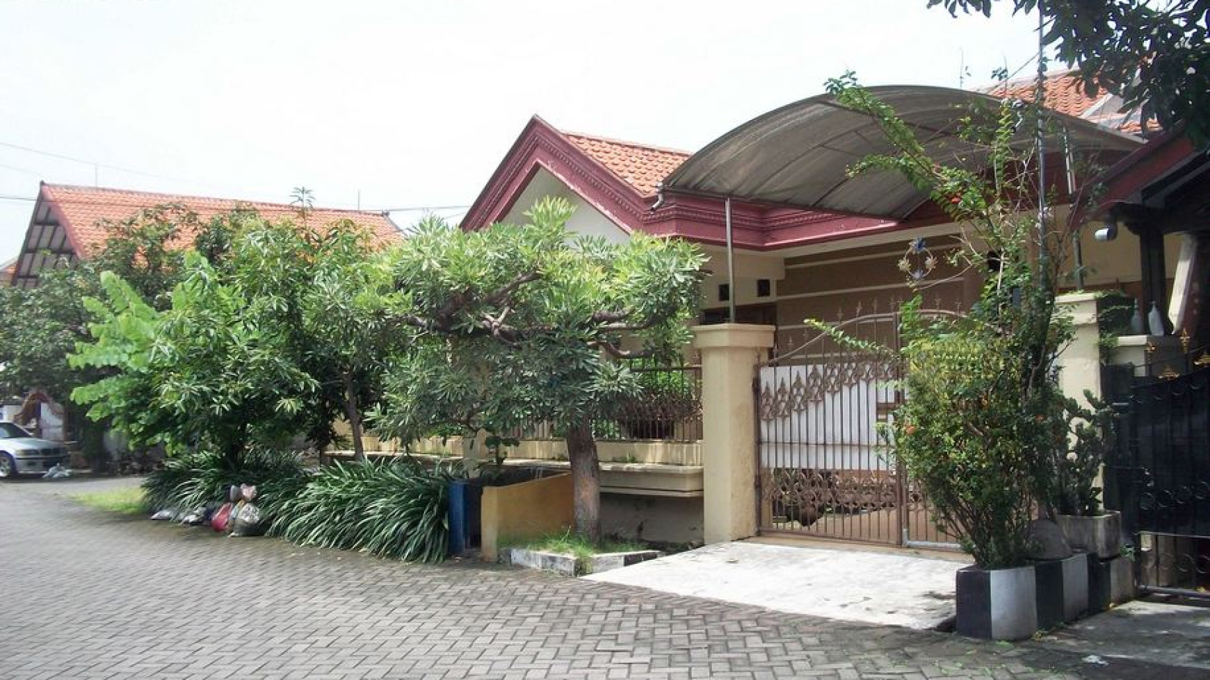 Rumah di Rungkut Asri Surabaya, Bagus + Terawat, Row Jalan Lebar + Paving - MG -