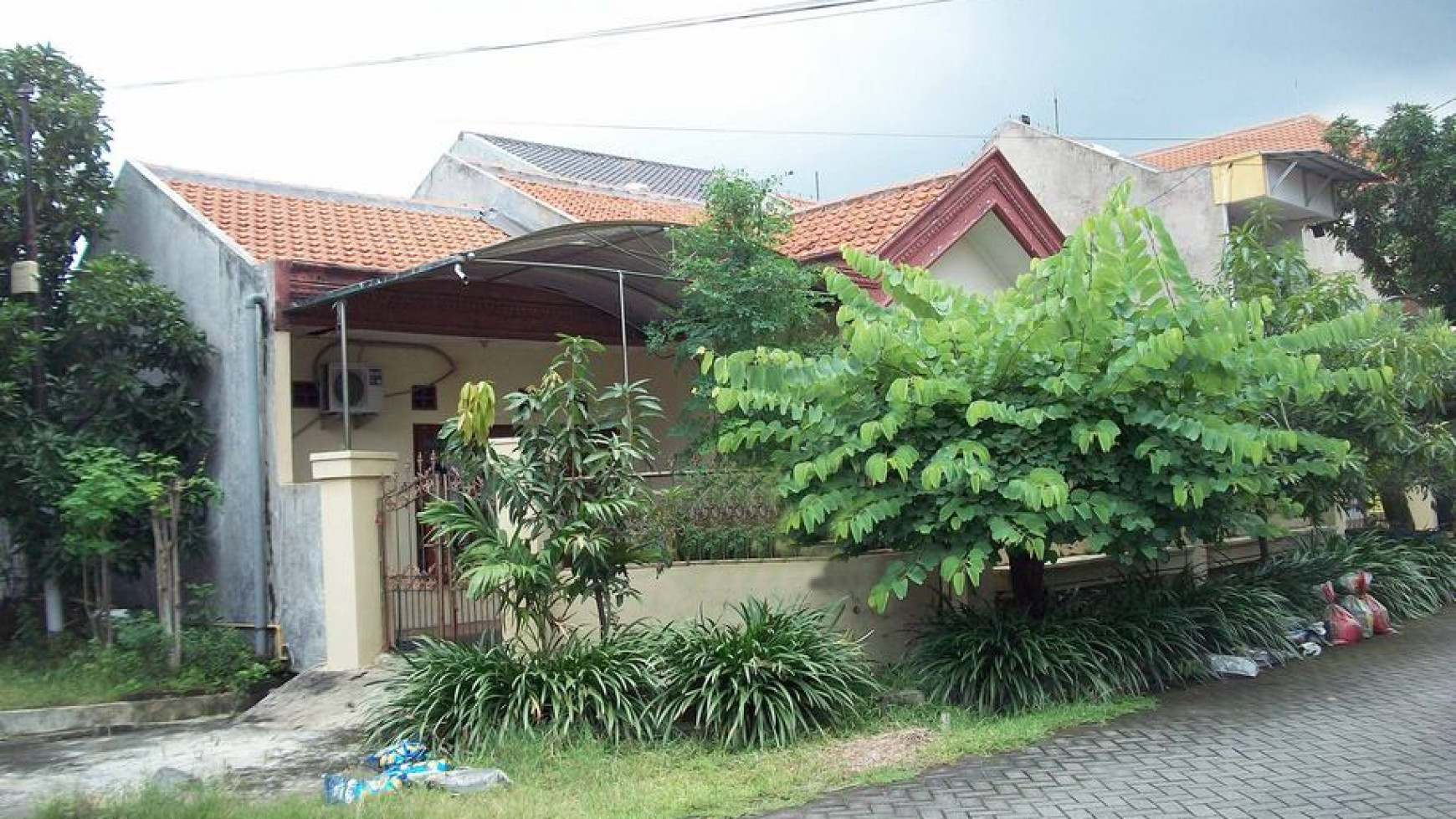 Rumah di Rungkut Asri Surabaya, Bagus + Terawat, Row Jalan Lebar + Paving - MG -