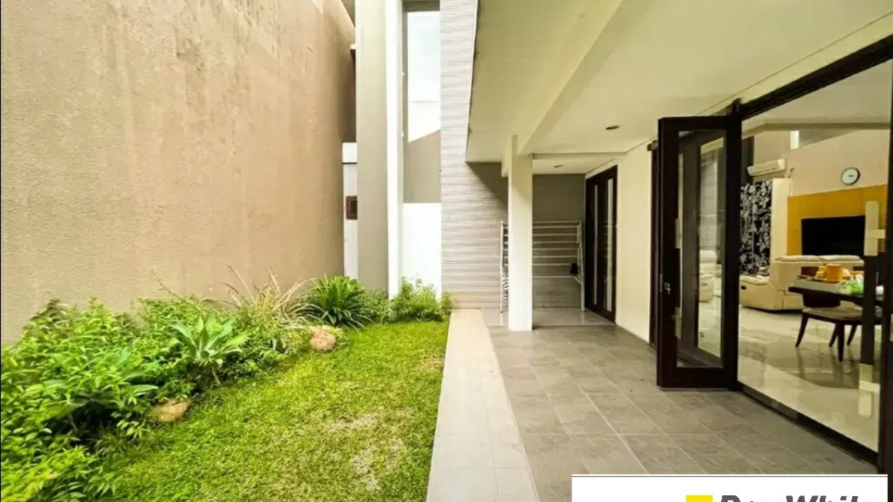 Dijual Rumah Graha Family blok N - Surabaya - Modern Mewah Siap Huni