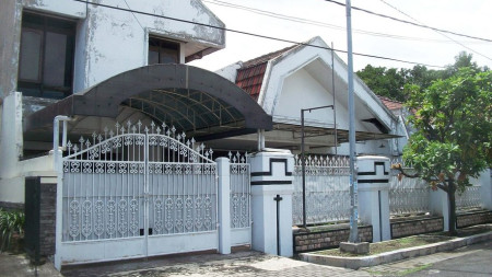 Rumah di Kertamenanggal Surabaya, Bagus + Terawat, Row Jalan Lebar, Siap Huni