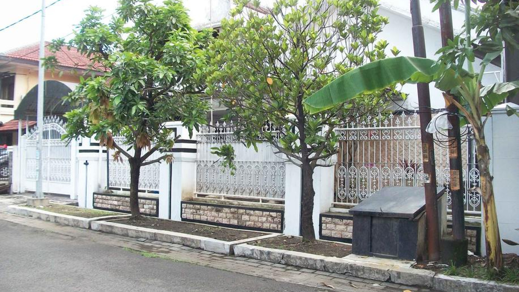 Rumah di Kertamenanggal Surabaya, Bagus + Terawat, Row Jalan Lebar, Siap Huni