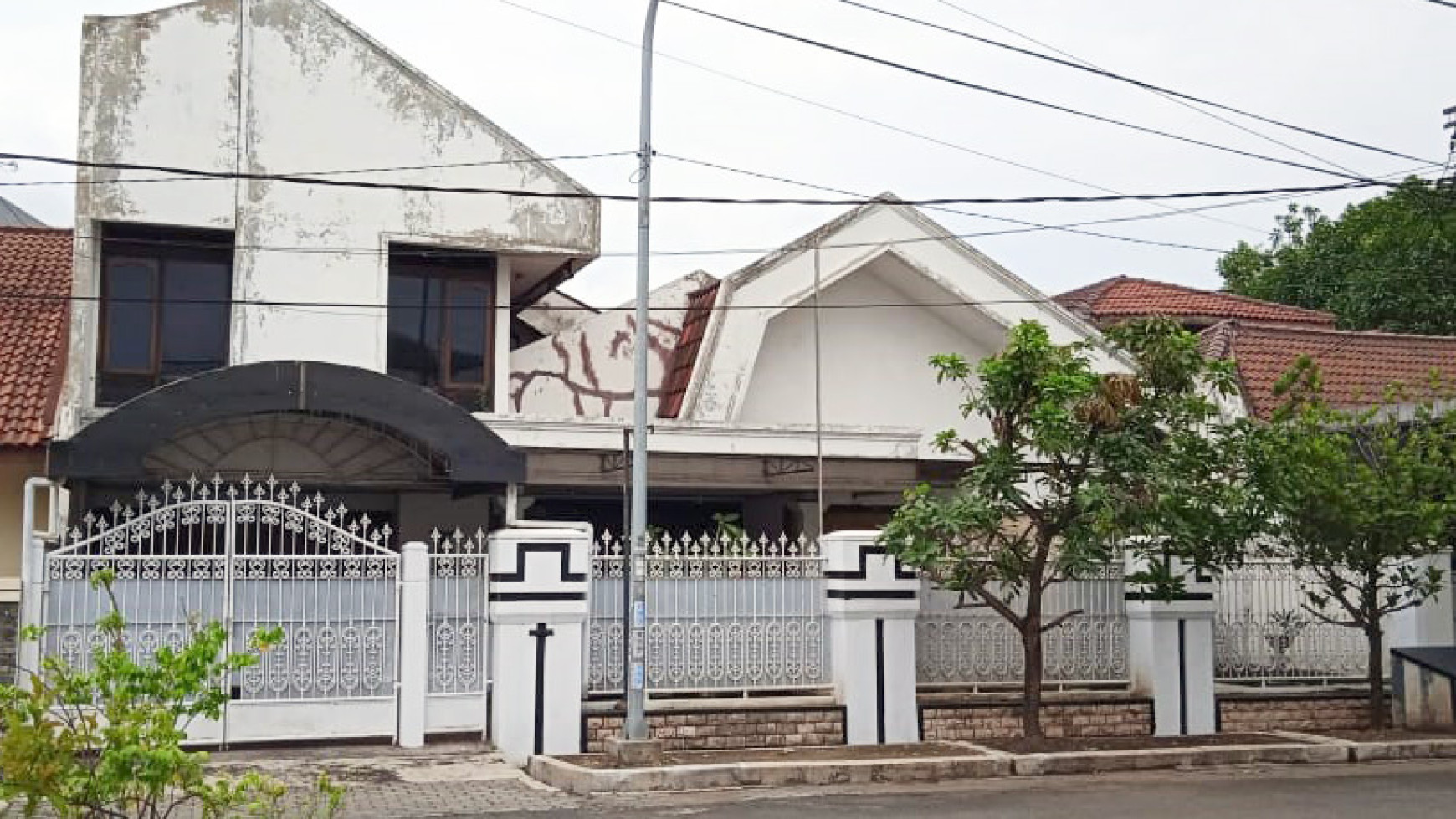 Rumah di Kertamenanggal Surabaya, Bagus + Terawat, Row Jalan Lebar, Siap Huni