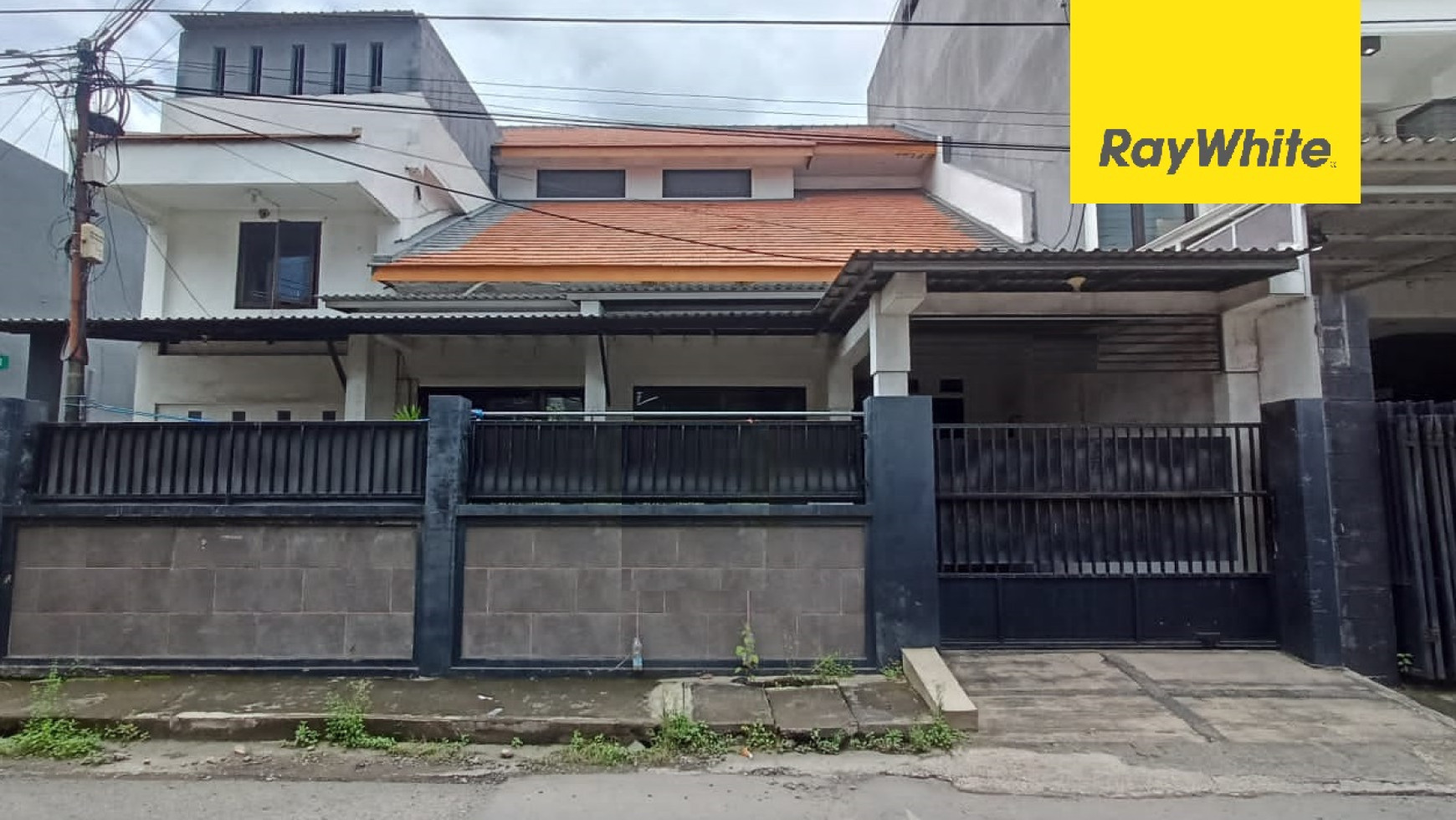 Rumah 2,5 lantai di Manukan Krajan Surabaya