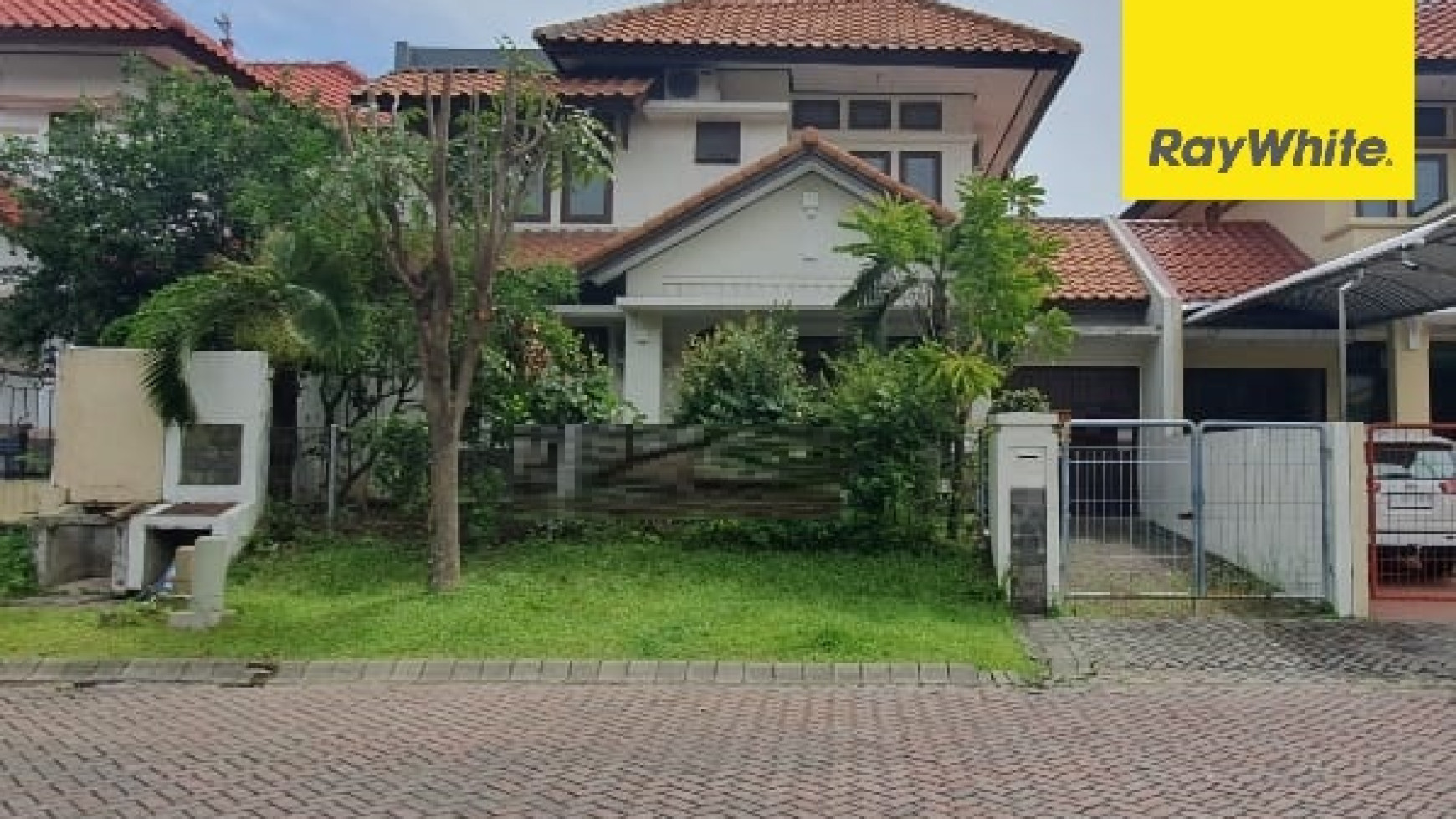 Disewakan Rumah 2 lantai di Graha Family Surabaya