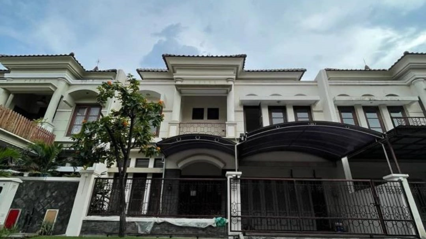 Disewakan Rumah 2 lantai di Central Park A Yani Surabaya