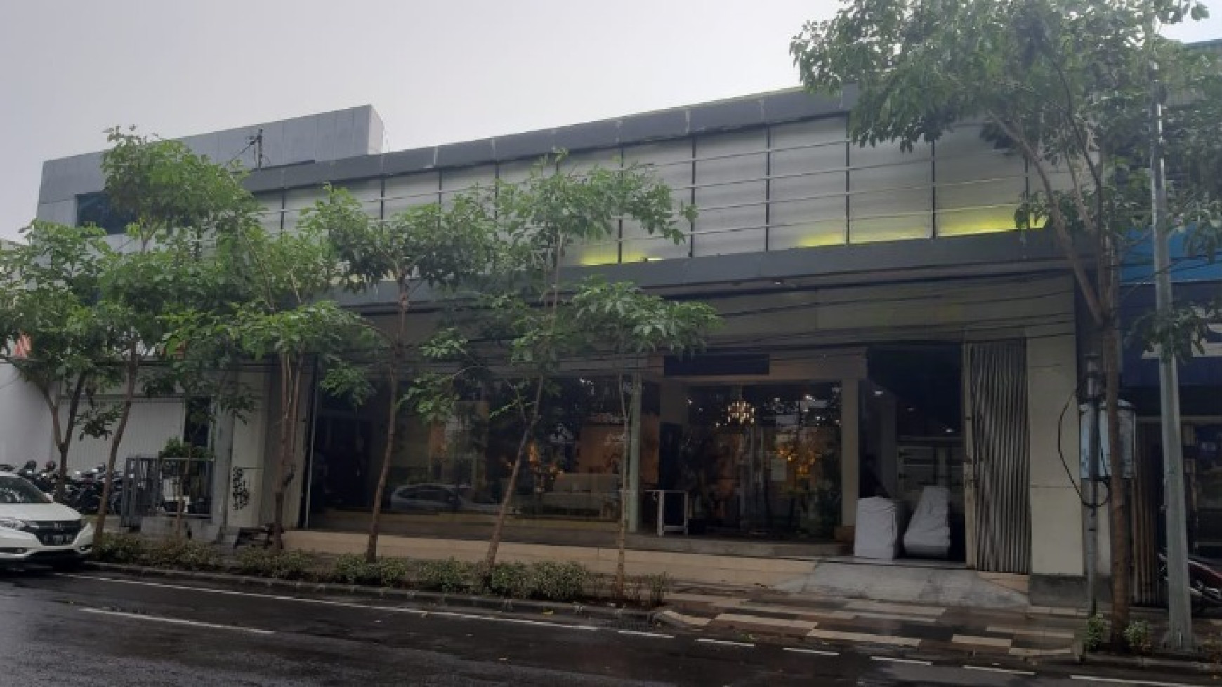 Disewakan Tempat Usaha Raya Kertajaya Surabaya (Cocok Untuk Showroom/Outlet/Bank/Kantor/Gudang)