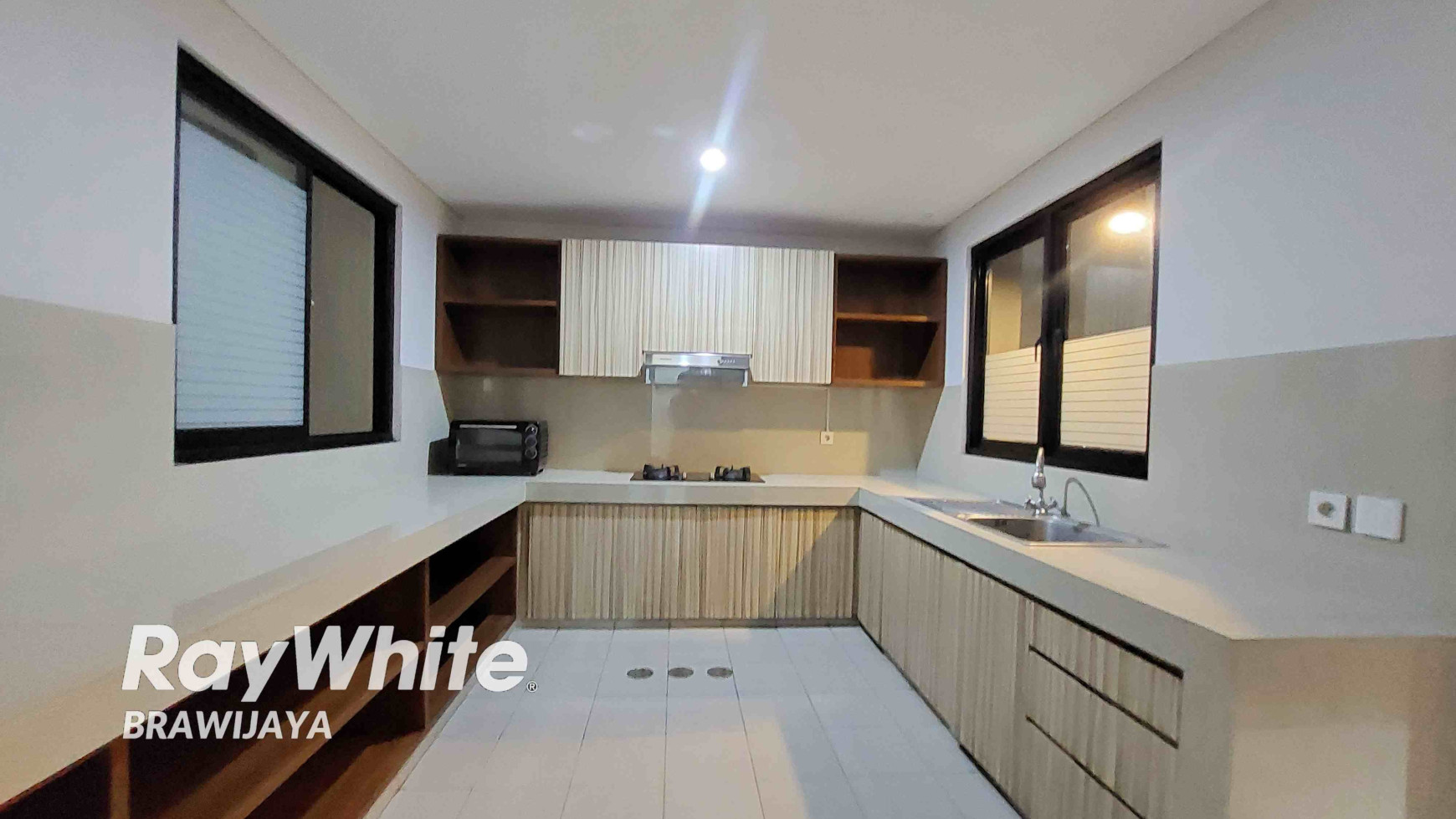 TOWNHOUSE DI CIPETE, HANYA 2 KM KE CITOS, DALAM CLUSTER, SIAP HUNI