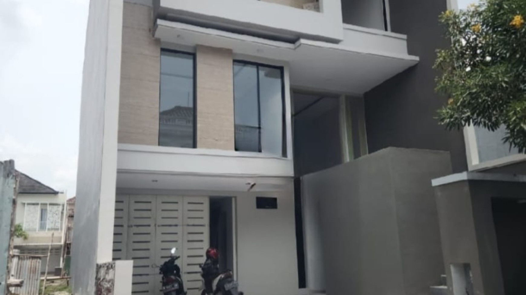 Dijual Rumah Baru Pakuwon Indah The Mansion - Modern Mewah 3 Lantai Surabaya Barat