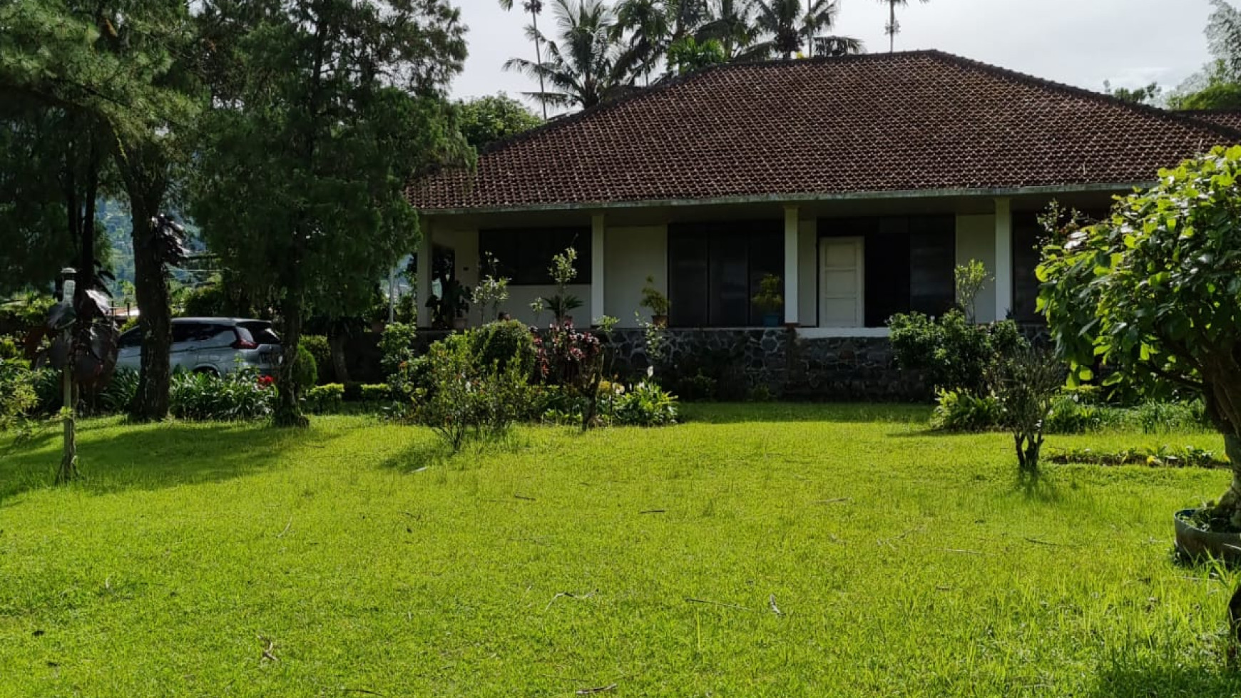 Dijual Villa dengan Halaman Luas dan Lokasi Strategis di Cisarua