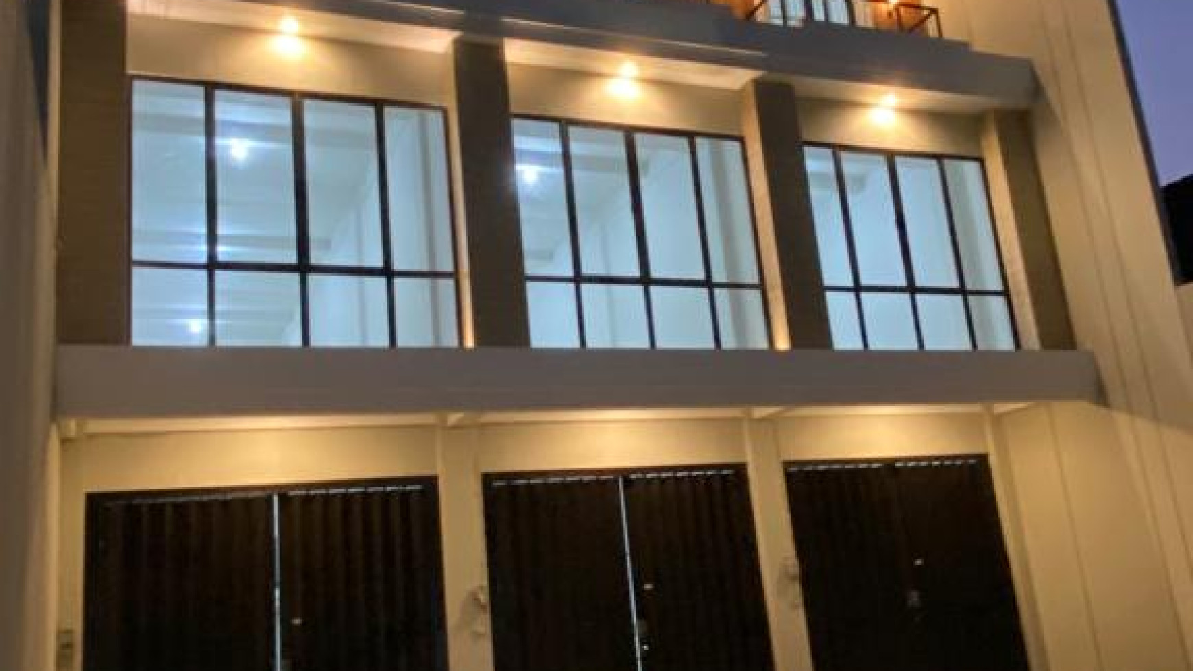 Dijual / Disewakan  Ruko Raya Manukan Tama Surabaya - Baru 3 Lantai  - 3 unit Sejajar - Parkiran Luas 