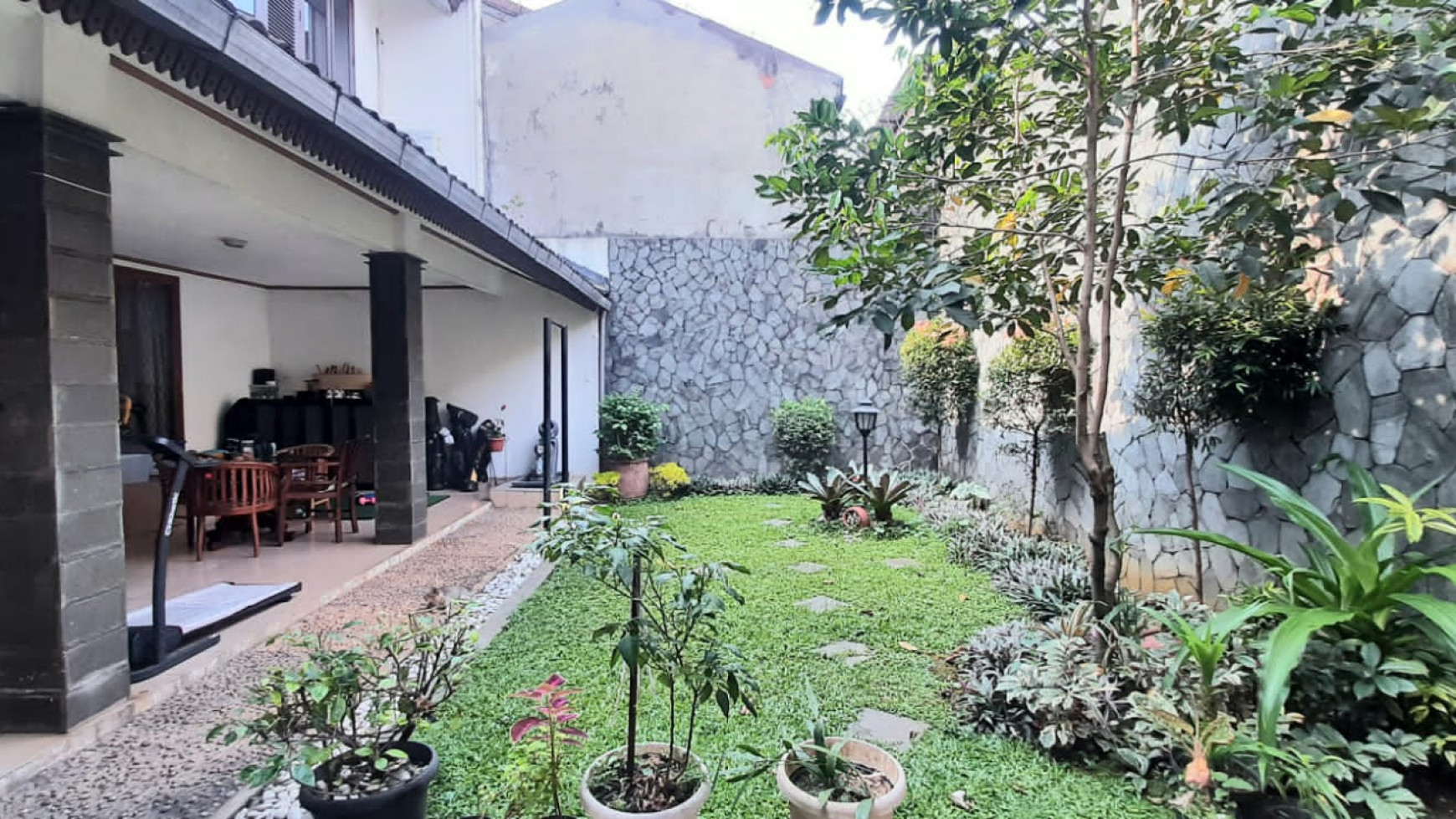 Rumah cantik  siap huni di Lebak bulus