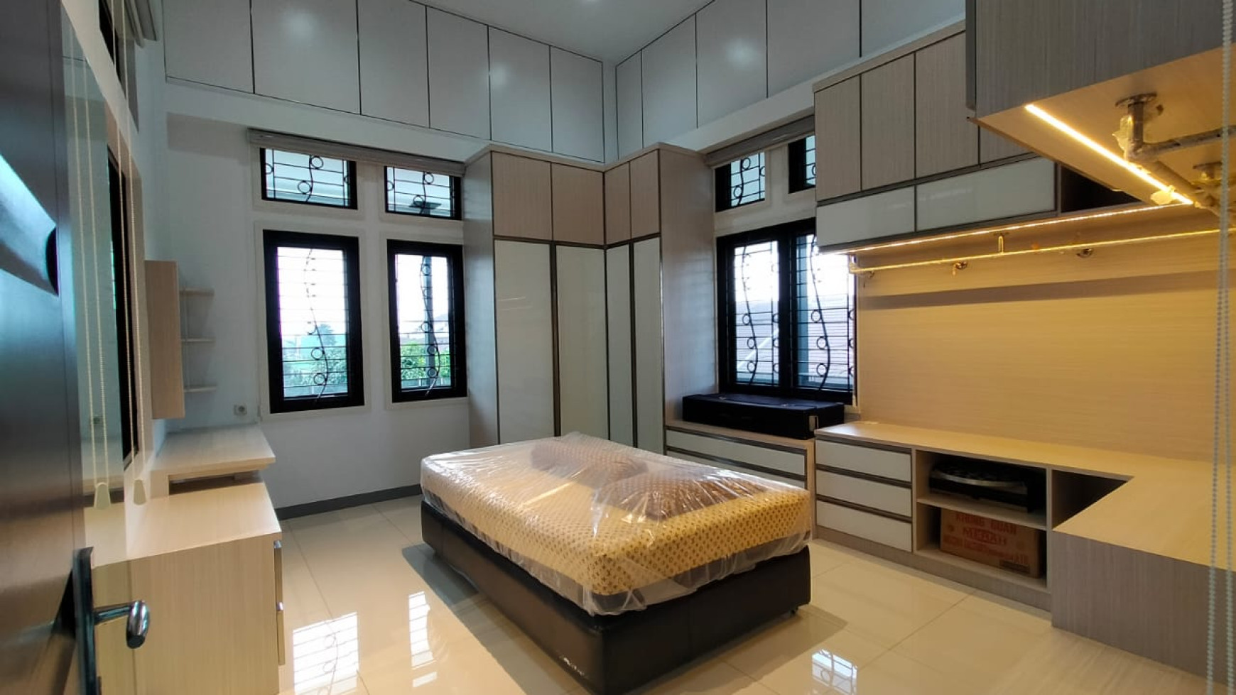 Rumah Mewah Full Furnished di Komplek Batununggal, Bandung