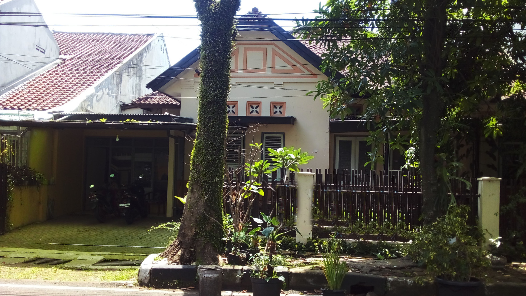 Rumah Klasik cantik di jl kebon sirih bandung . ( Mainroad )