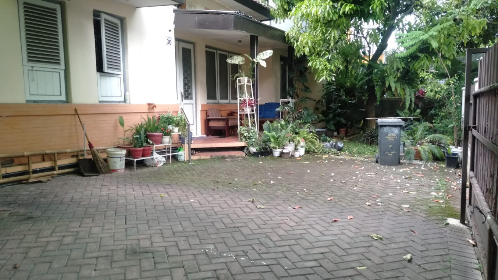 Rumah Klasik cantik di jl kebon sirih bandung . ( Mainroad )