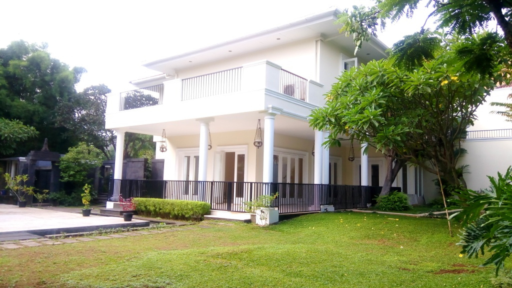 Luxurious, Modern and Quite House for Expatriat and Ambassador in Senayan Area "The Price Can Be Negotiable"