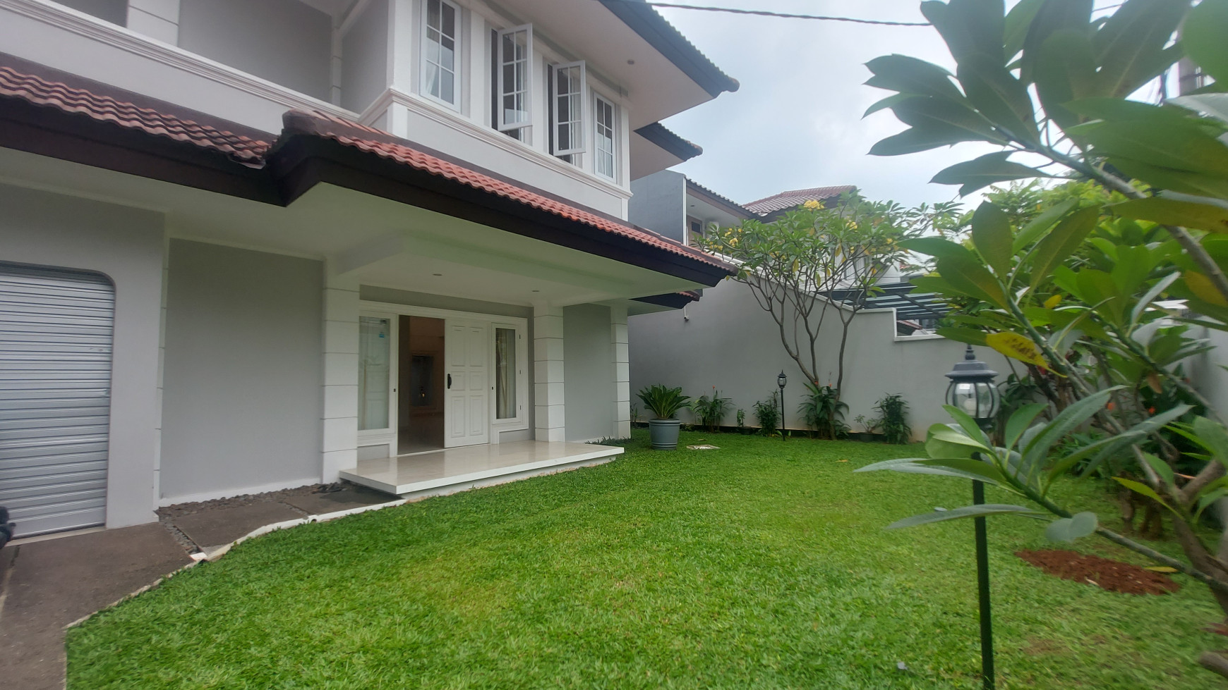 Modern and luxury house kemang