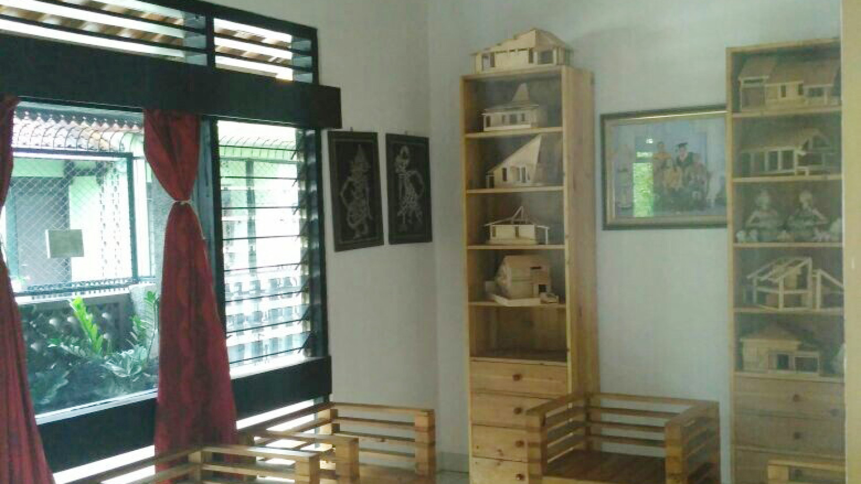 RUMAH CANTIK BERDESAIN MENARIK DENGAN HALAMAN LUAS DALAM KOTA YOGYAKARTA