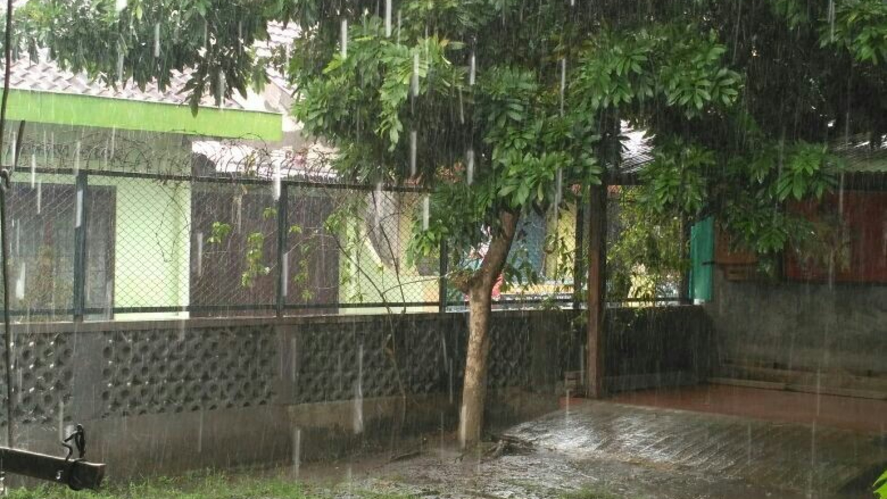 RUMAH CANTIK BERDESAIN MENARIK DENGAN HALAMAN LUAS DALAM KOTA YOGYAKARTA