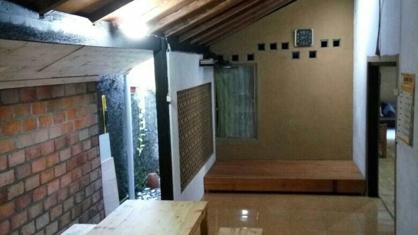 RUMAH CANTIK BERDESAIN MENARIK DENGAN HALAMAN LUAS DALAM KOTA YOGYAKARTA