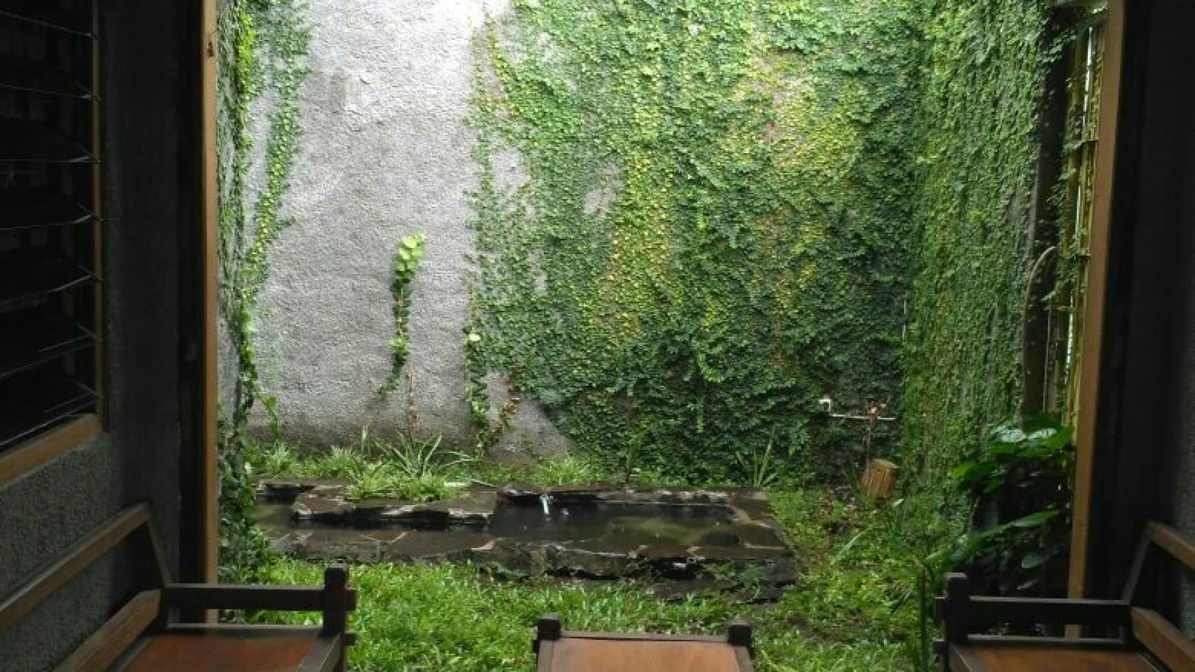 RUMAH CANTIK BERDESAIN MENARIK DENGAN HALAMAN LUAS DALAM KOTA YOGYAKARTA