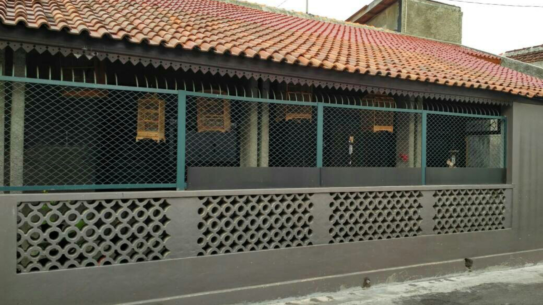 RUMAH CANTIK BERDESAIN MENARIK DENGAN HALAMAN LUAS DALAM KOTA YOGYAKARTA