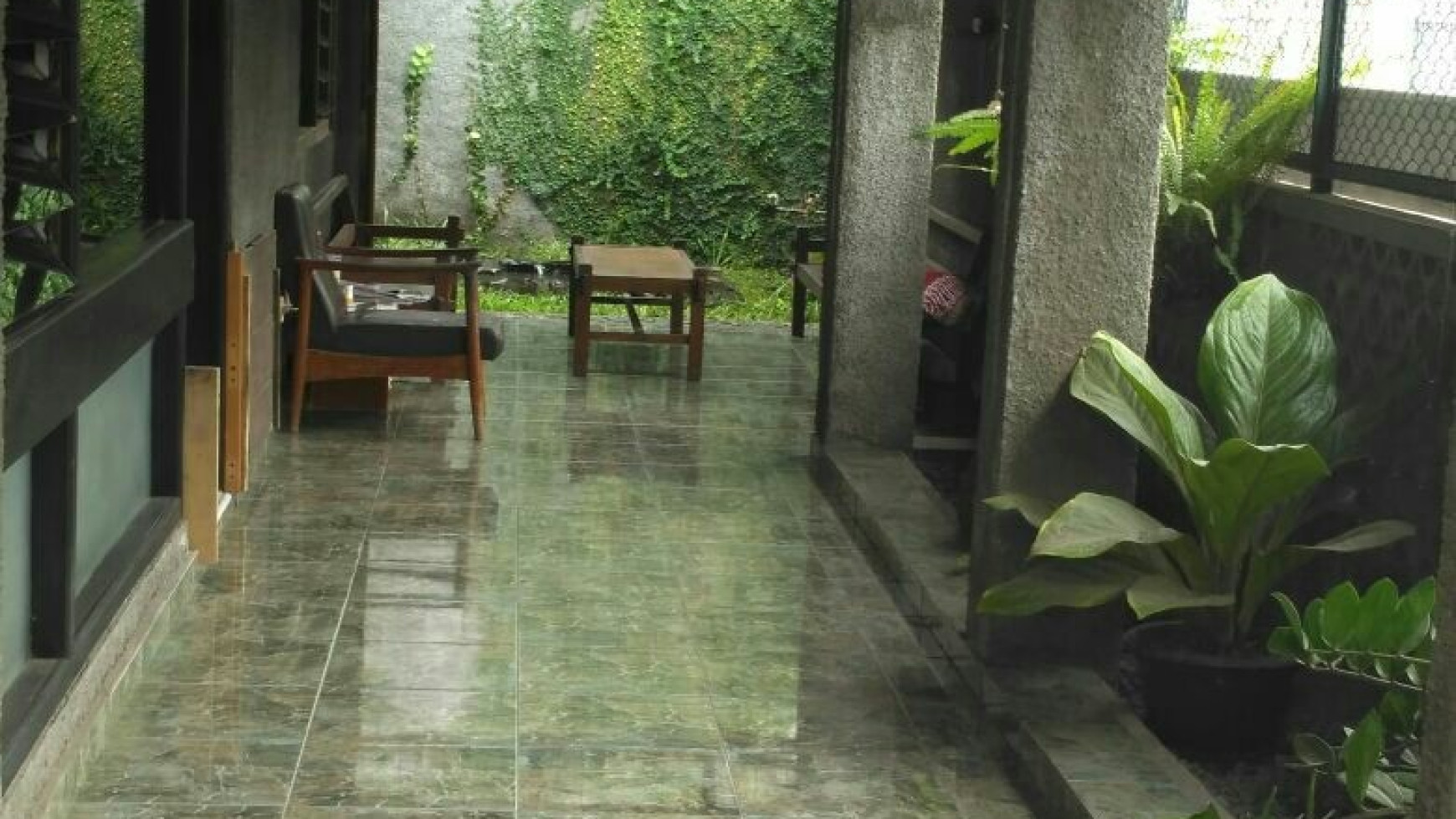 RUMAH CANTIK BERDESAIN MENARIK DENGAN HALAMAN LUAS DALAM KOTA YOGYAKARTA