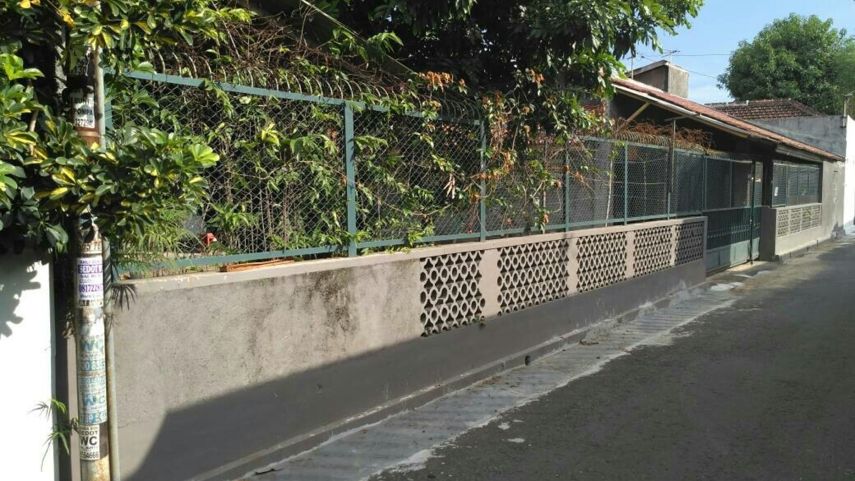 RUMAH CANTIK BERDESAIN MENARIK DENGAN HALAMAN LUAS DALAM KOTA YOGYAKARTA