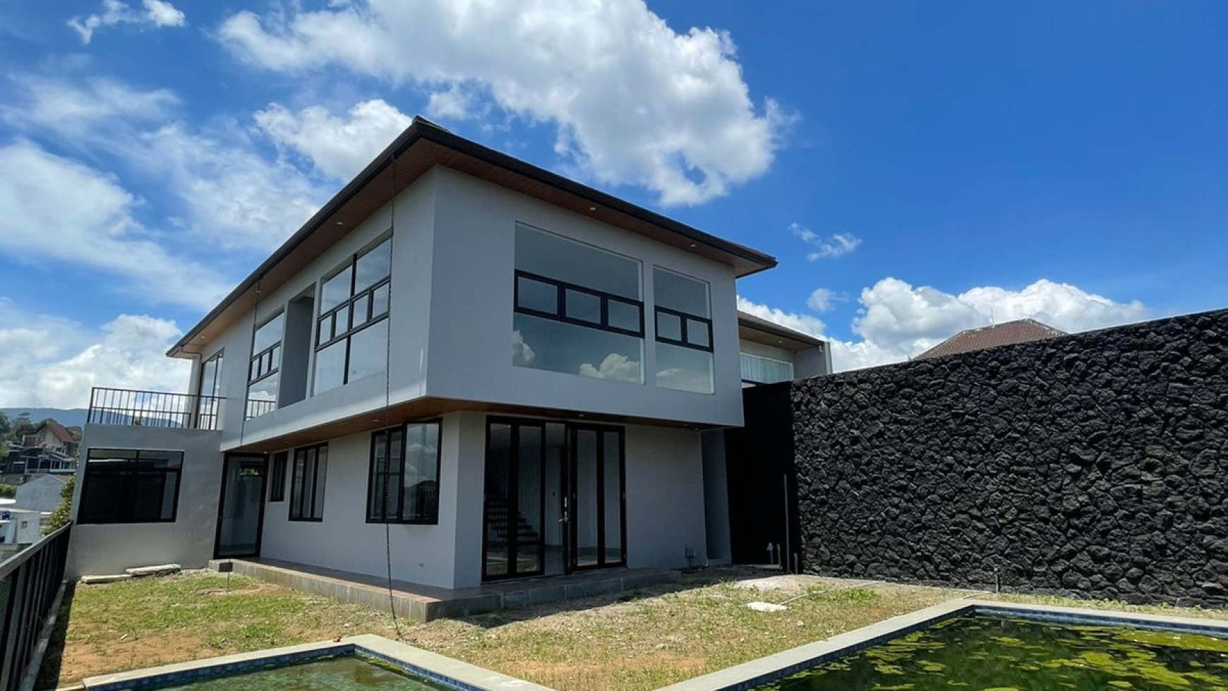 Rumah Asri Berkolam Renang di Setiabudi Regency, Bandung