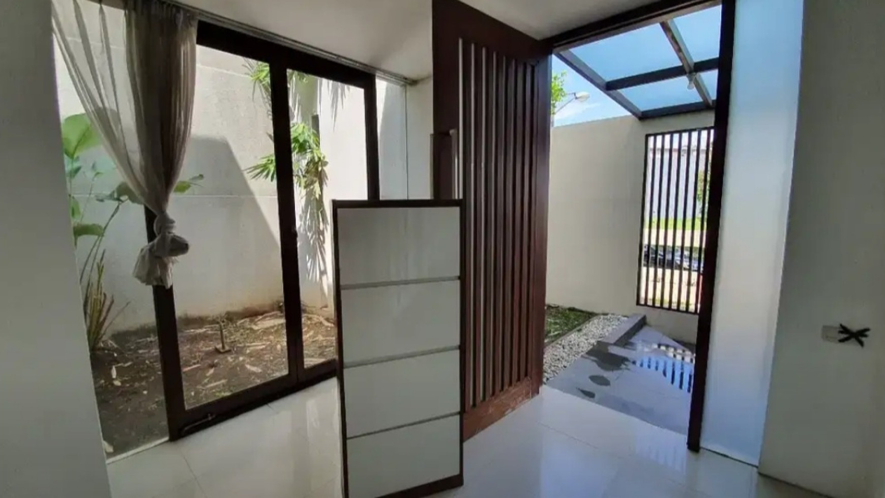 Dijual Rumah Graha Family Surabaya - Modern Mewah Lokasi TerDEPAN - Taman Asri - Best Price