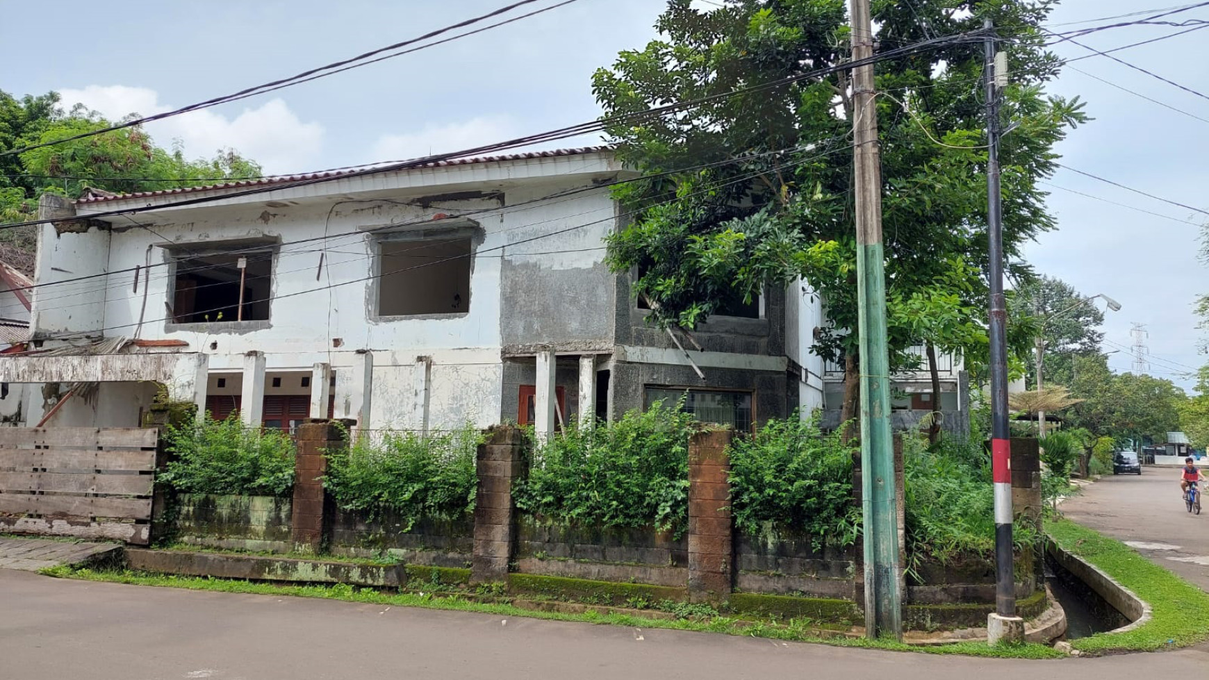 Dijual Rumah Kondisi Apa Adanya dan Strategis @Bintaro Jaya