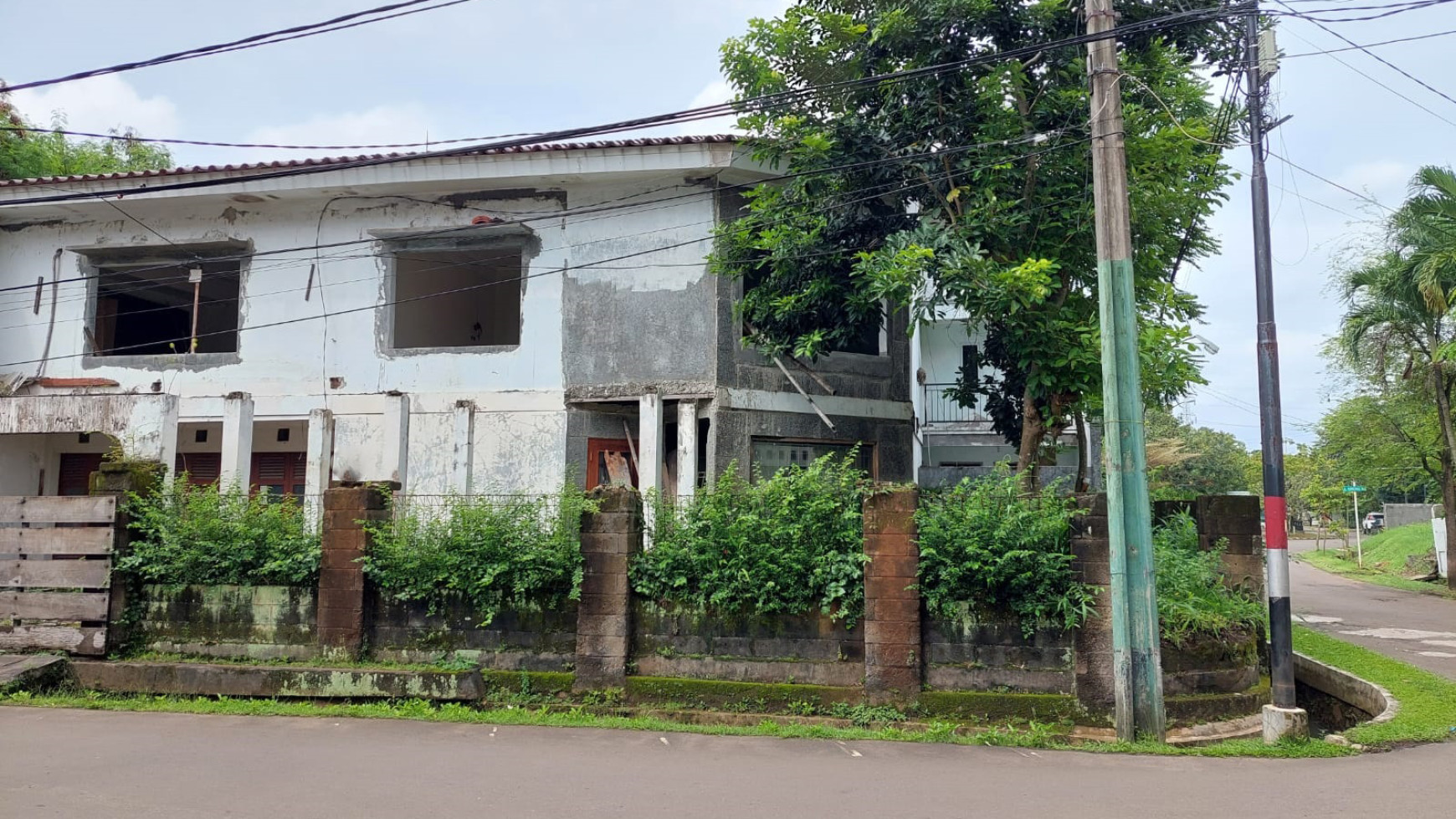 Dijual Rumah Kondisi Apa Adanya dan Strategis @Bintaro Jaya