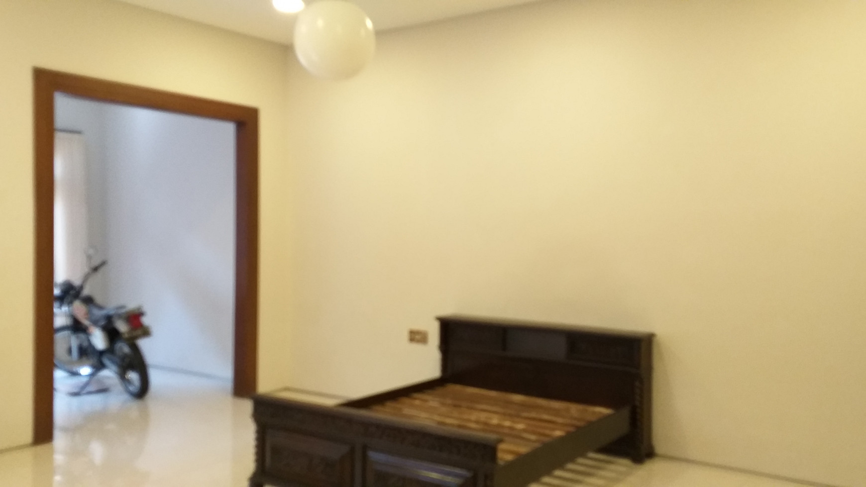 RUMAH MEWAH+FURNITURE DISEWAKAN DI JL MONJALI, DEKAT JCM